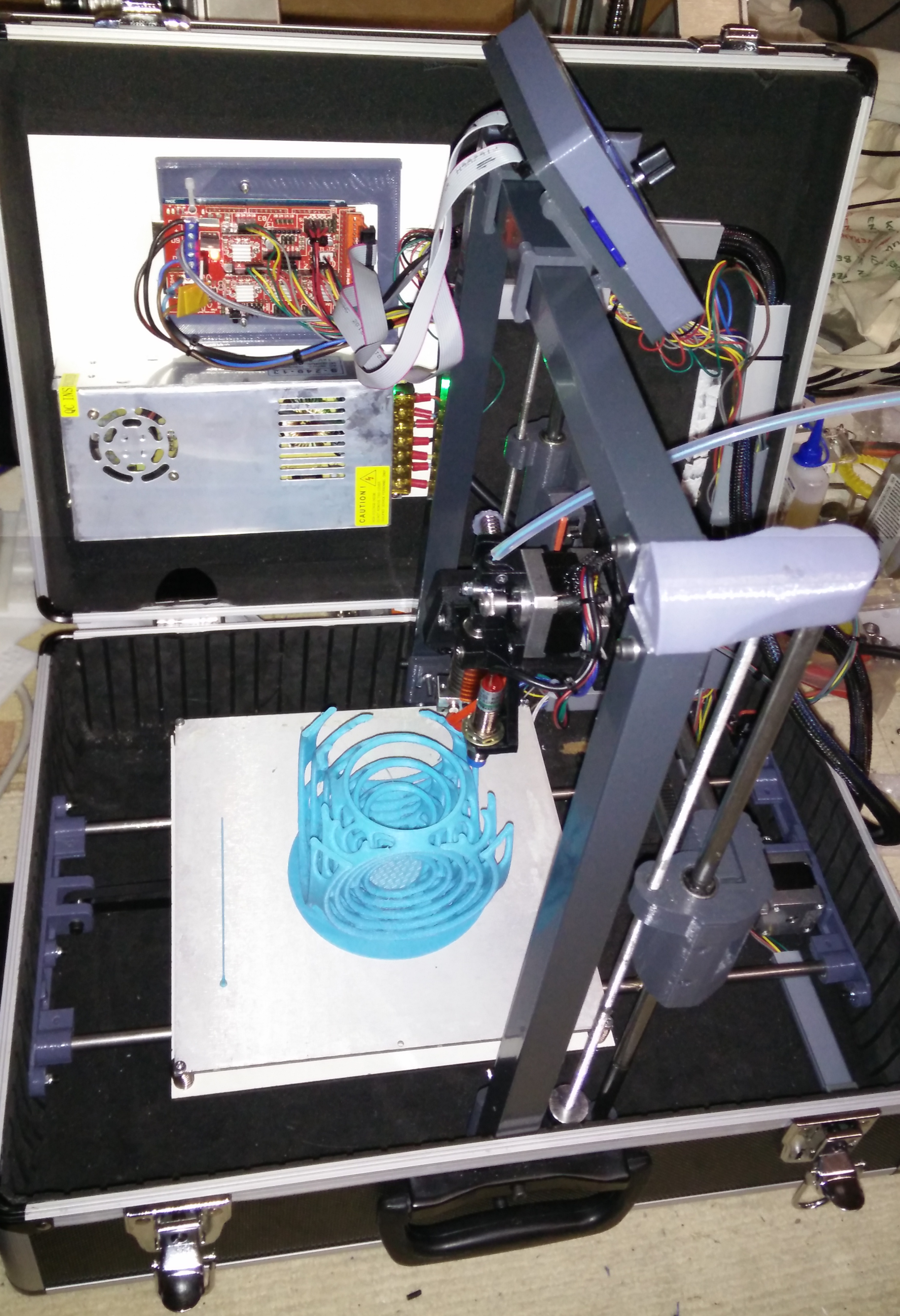 [Foto des offenen 3D-Druckers TEEBOT in Aktion mit Druckkopf, Druckplatte, Elektronik