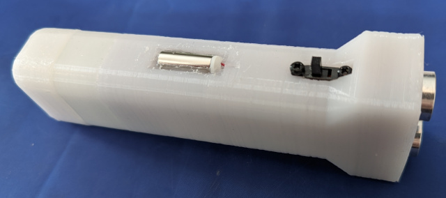 Bild des fertigen Blindenstocks mit Gehäuse in Form einer Taschenlampe